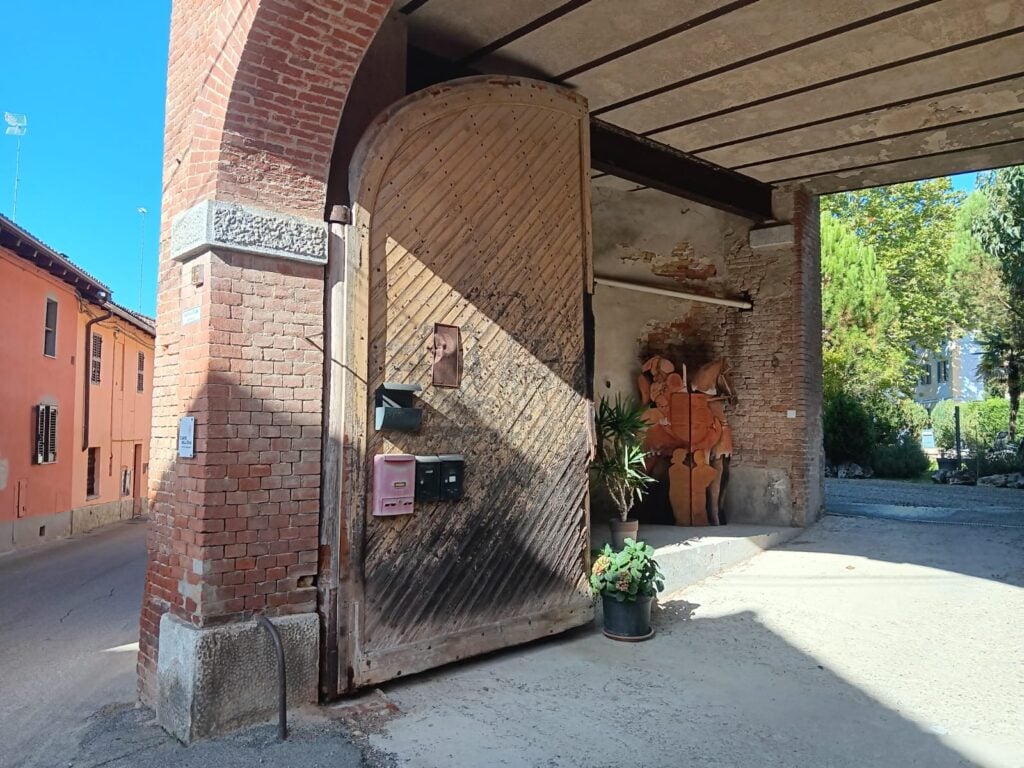 Ingresso di una sede della mostra a Mombercelli