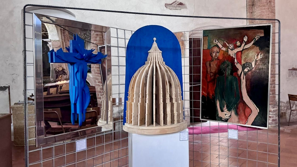 Allestimento in una chiesa con crocifisso a specchio, cupola in legno e dipinto
