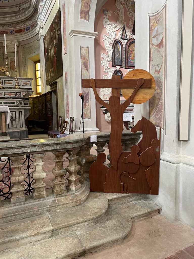 Crocifisso ligneo esposto presso l'altare di una chiesa