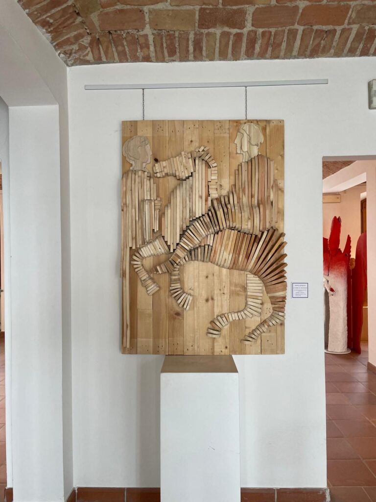 Grande scultura di un cavaliere realizzata in legni di pallet