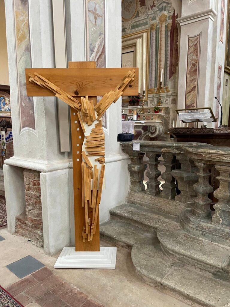 Crocifisso in legno naturale esposto in una chiesa