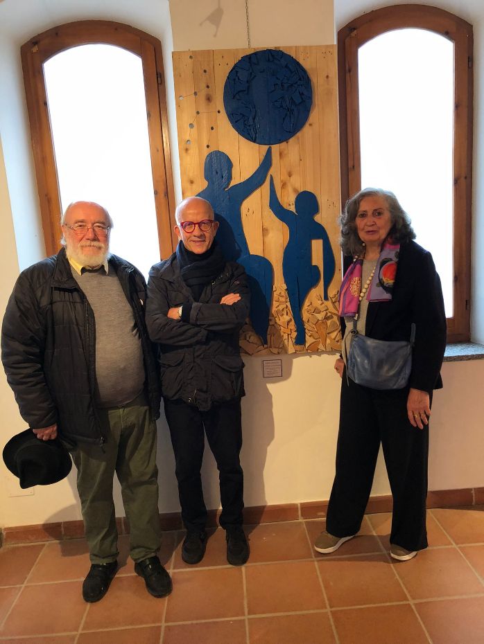 Pierfisio Bozzola, Pippo Leocata e Anna Virando. Alle spalle “Un mondo da recuperare”, legni pallet e acrilico, 2022